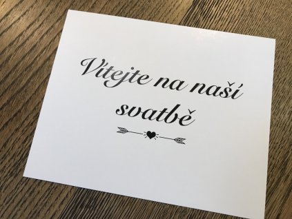 Cedulka Vítejte na naší svatbě s šípy a srdíčkem - cedulka na svatební výzdobu