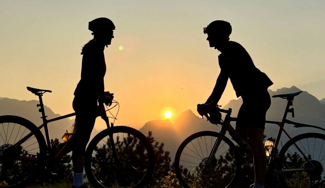 Marika a Lukáš při západu slunce na kolech