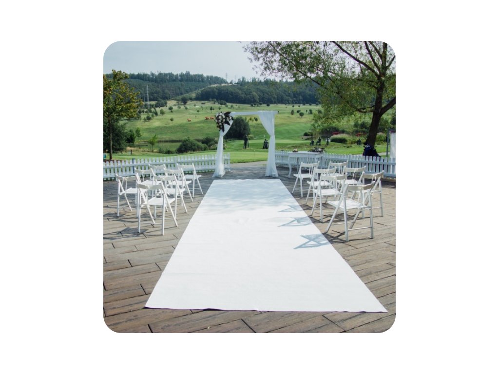 bílý koberec běhoun svatební ulička