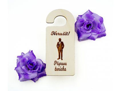 visacka na kliku zenich postava