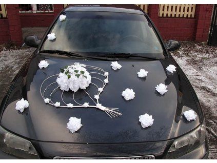 35 vyzdoba auta srdce s ruzemi