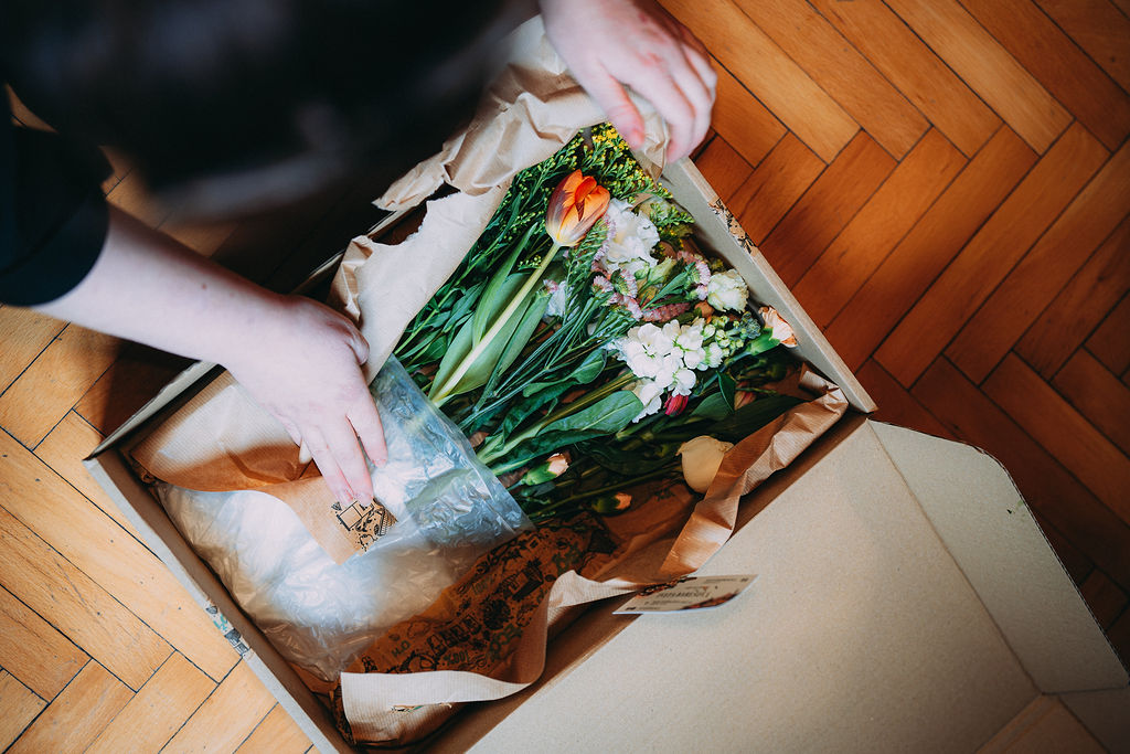 Květiny zabalené ve speciálním ochranném přepravním boxu s fixovanými stonky a hydratačním obalem pro bezpečné doručení.