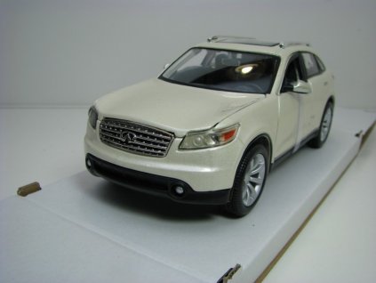 Infiniti FX45 2008 White pearls 1:24 Maisto