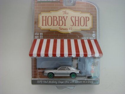 Ford Mustang Coupé Ghia 1979 + Figurka 1:64 Hobby Shop série 12 Greenlight