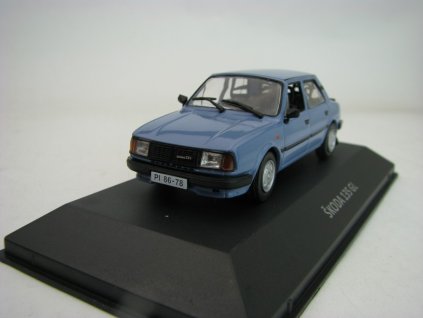 Škoda 135 GL 1988 s vitrínkou a časopisem 1:43 DeAgostiny