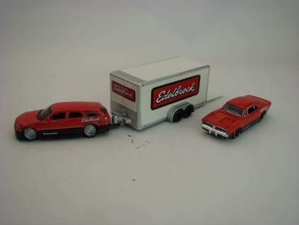 Dodge Magnum R/T 2006 s přívěsem Edelbrock a Dodge Charger R/T 1:64 Maisto