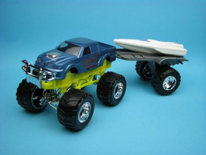 Mighty Monsters s přívěsem a člun Mondo Motors