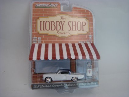 Studebaker Comander Starliner 1954 + stojan 1:64 Hobby Shop série 16 Greenlight