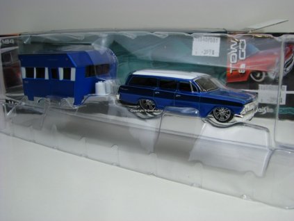 Chevrolet Biscaine 1962 a caravan Alameda Trailer 1:64 Maisto