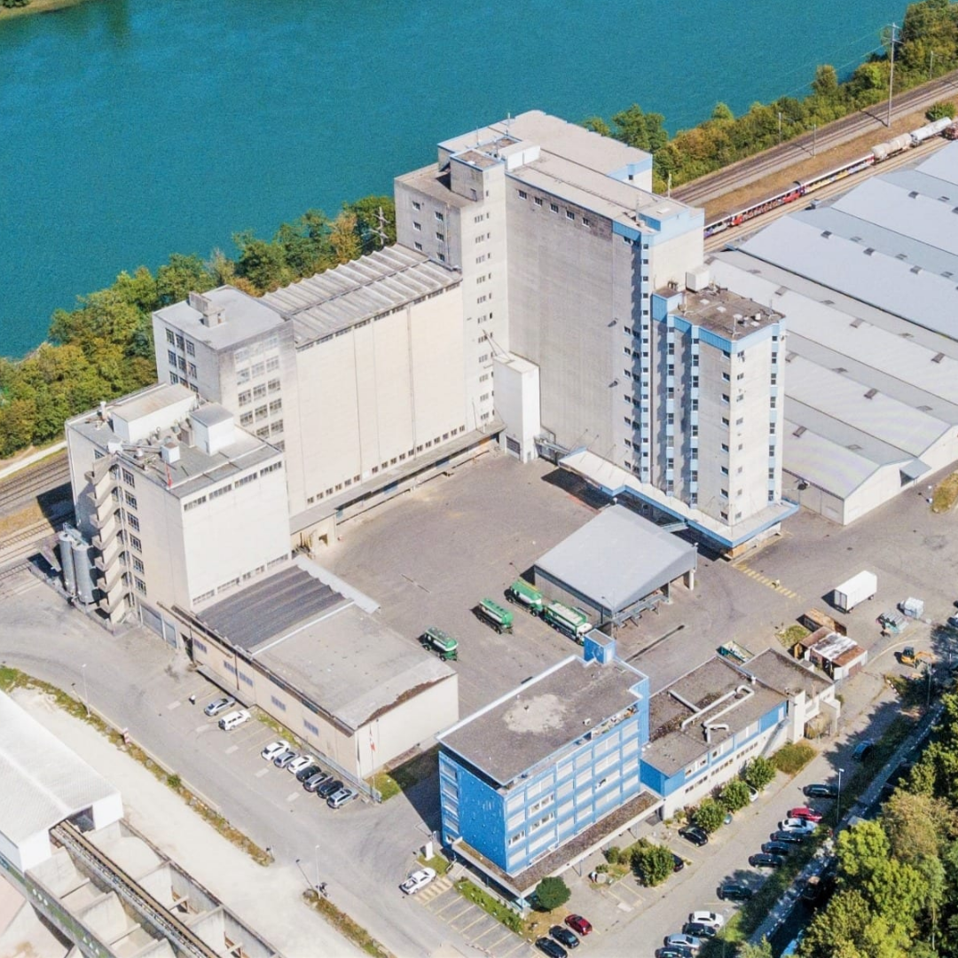 Továrna Iso-dog ve Švýcarsku – výroba prémiových granulí pro psy