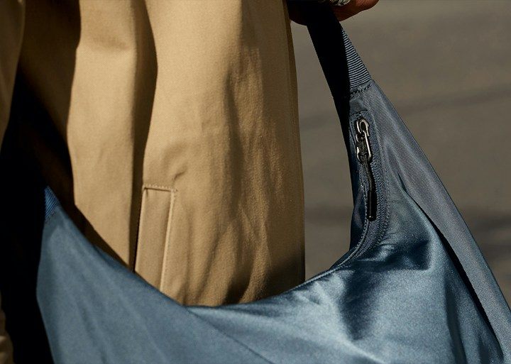 Bellroy Laneway Crescent Bag 7 – Hlavní zip otevřený doširoka
