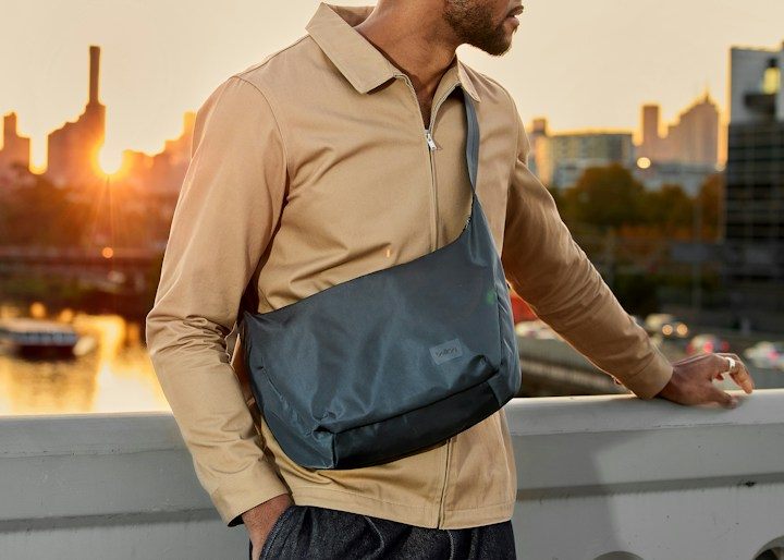 Bellroy Laneway Crescent Bag 7 – Uhlazená silueta a kovové detaily