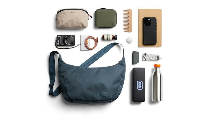 Bellroy Laneway Crescent Bag 7 – příklad uložených věcí