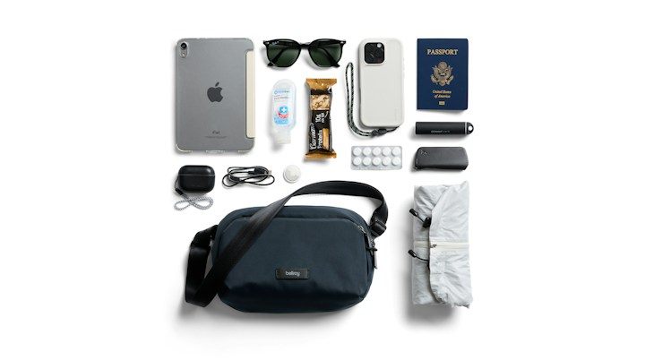 Bellroy Transit Sling – příklad uložených věcí