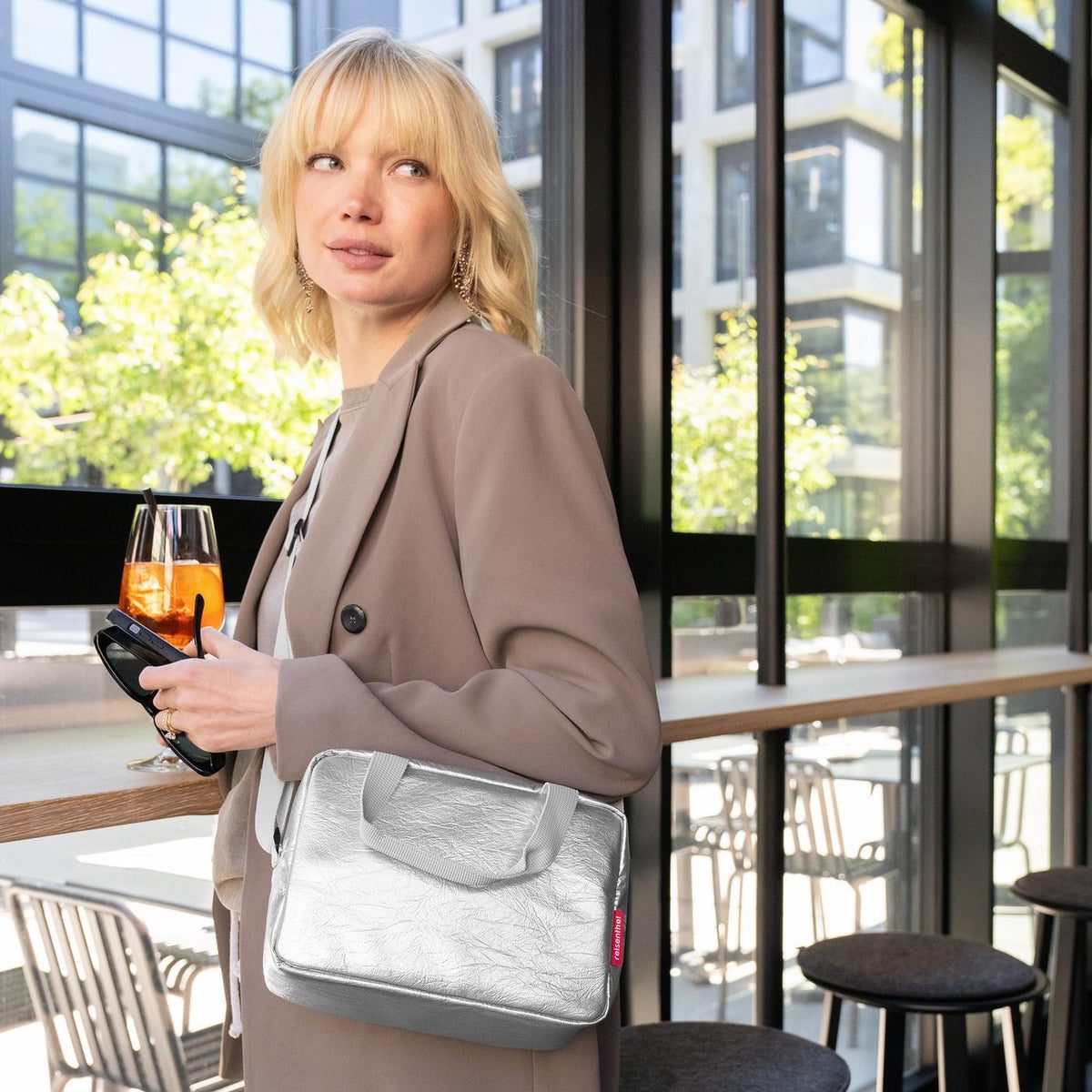 Reisenthel Coolerbag To-Go Silver crackle – lifestyle fotografie
