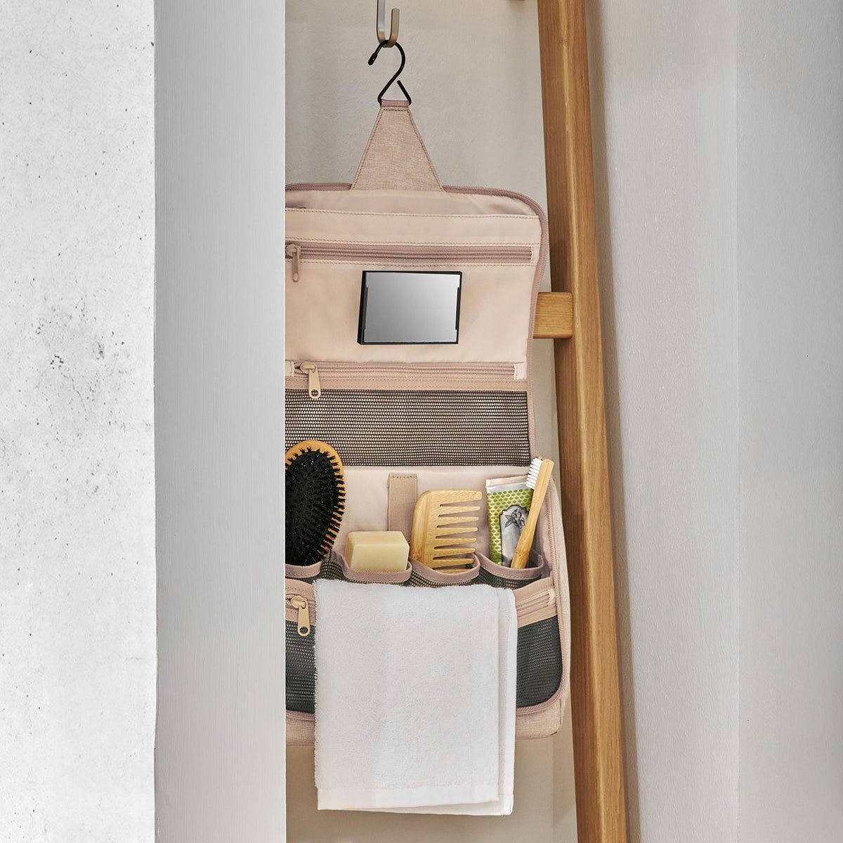 Reisenthel Toiletbag XL Twist Coffee – lifestyle fotografie