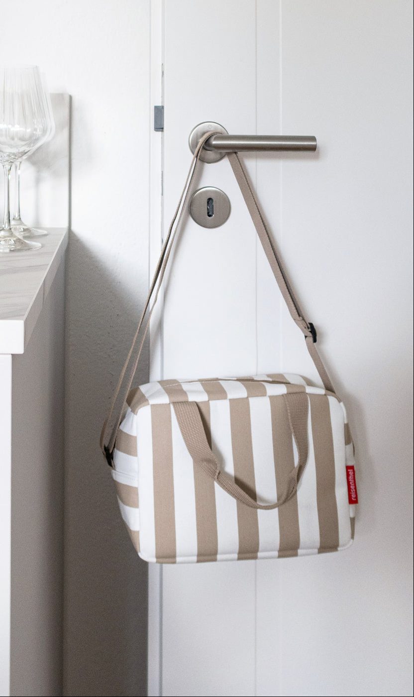Reisenthel Coolerbag To-Go Summerstripes coffee – lifestyle fotografie