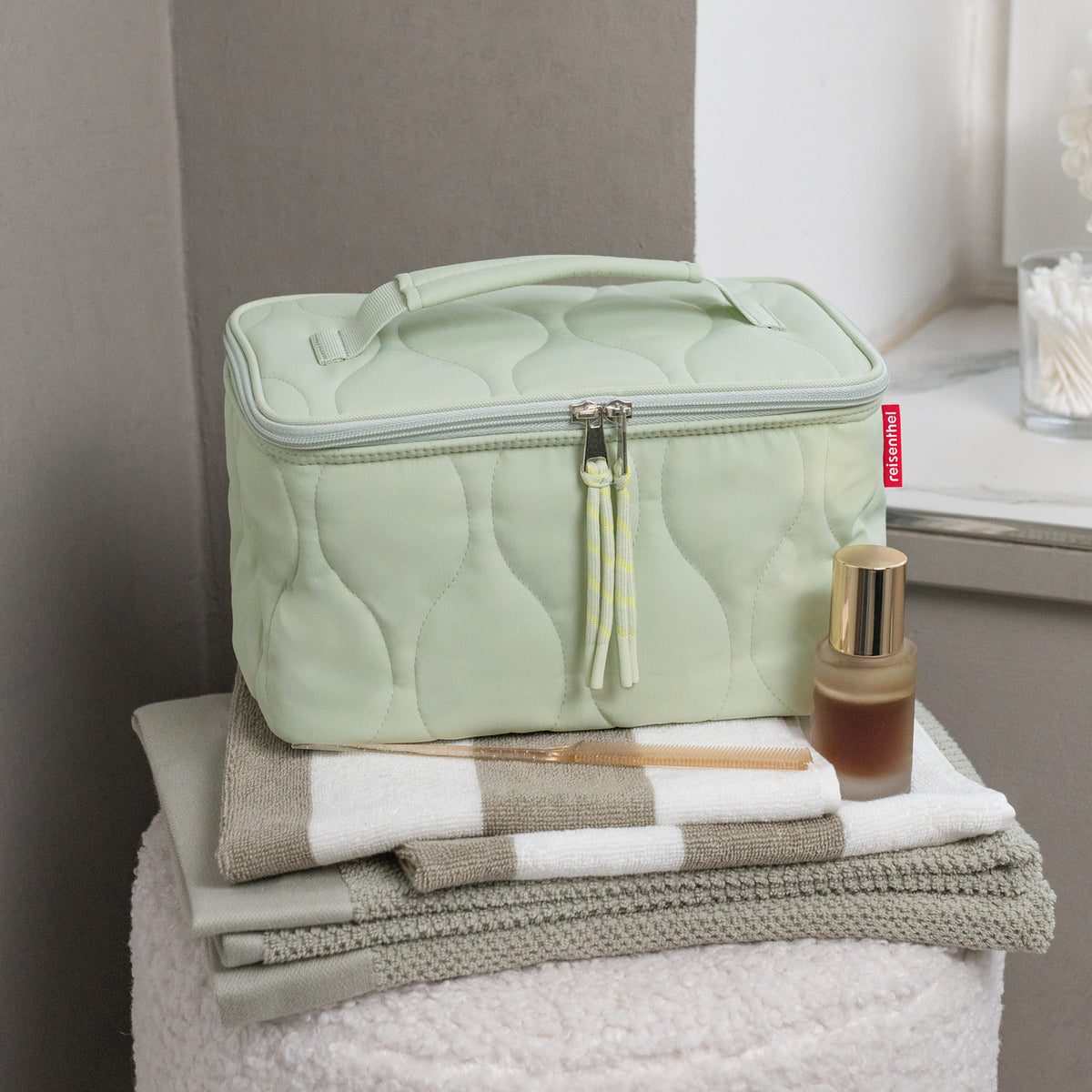 Reisenthel Cosmetic Case Jacquard grey – lifestyle fotografie