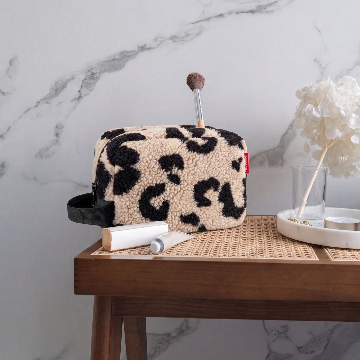 Reisenthel Cosmeticpouch M Teddy Leo Cream – lifestyle fotografie