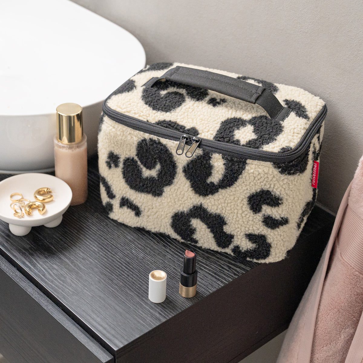 Reisenthel Cosmetic Case Jacquard grey – lifestyle fotografie