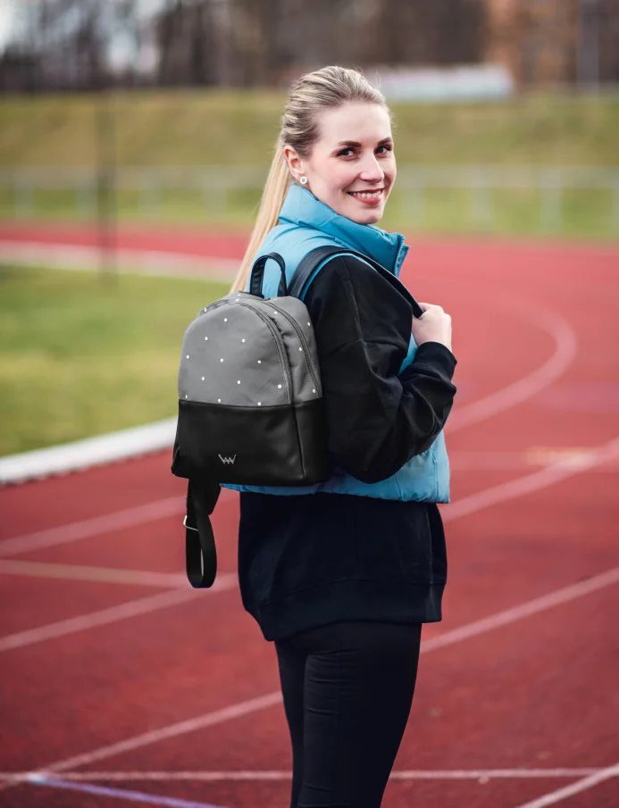 Vuch Zane Mini Grey – lifestyle a způsob nošení