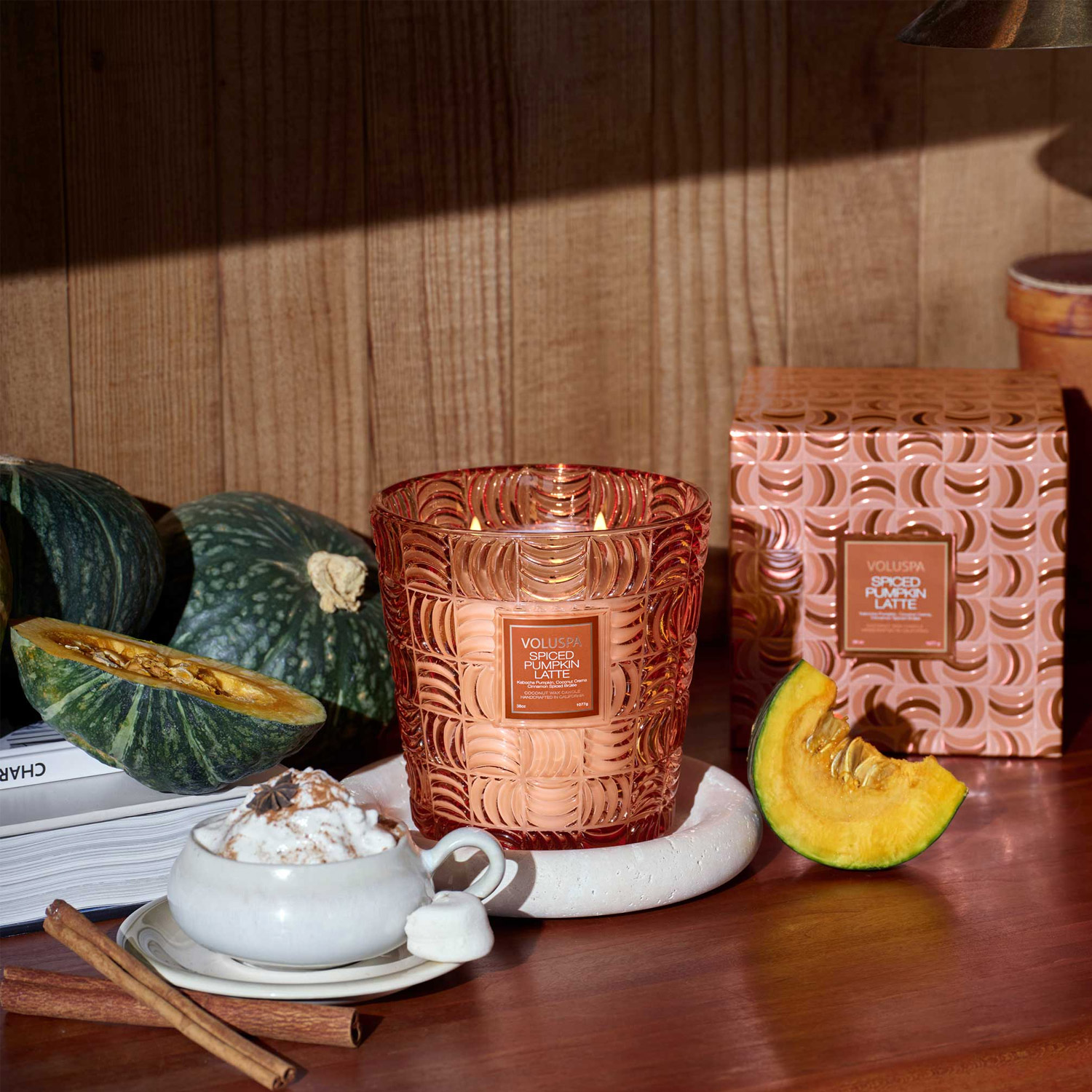 voluspa-svicka-spiced-pumpkin-latte-1077-g