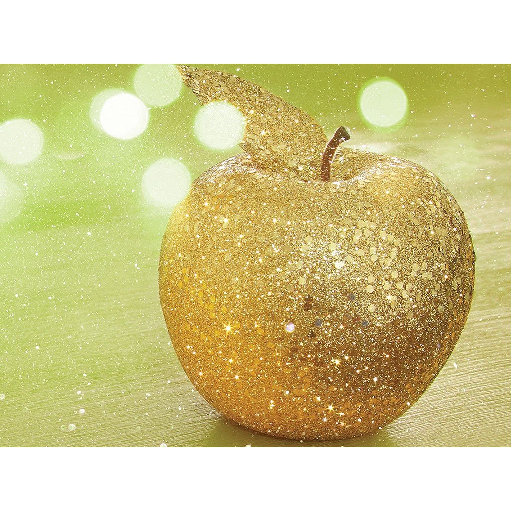 Village Candle – vonná svíčka Glam Apple (Šťavnaté jablko), 602 g - Svět  bytových vůní