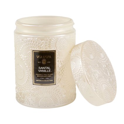 voluspa luxusni velka svicka santal vanille detail