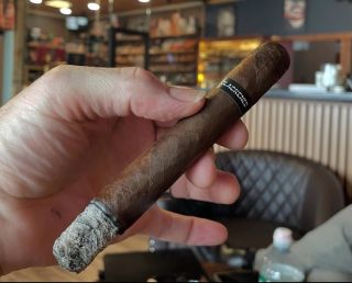 🤘🔥 NOVINKA na našem e-shopu! 🔥🤘 Přistál u nás pořádný nářez 👉 Blackened M81 Toro by Metallica 🎸💨 Tenhle prémiový doutník...