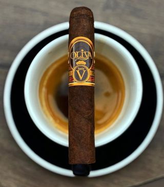 🔥 Oliva Serie V – klasika mezi plnými doutníky 💨 Tahle řada od Olivy je legendou pro všechny, kdo milují plné, komplexní a...