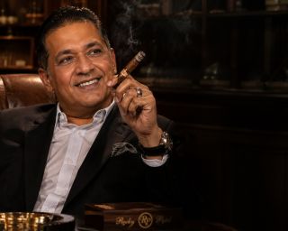🔥 Rocky Patel – z právníka legendou doutníkového světa Málokdo ví, že Rocky Patel původně pracoval jako právník v Los...
