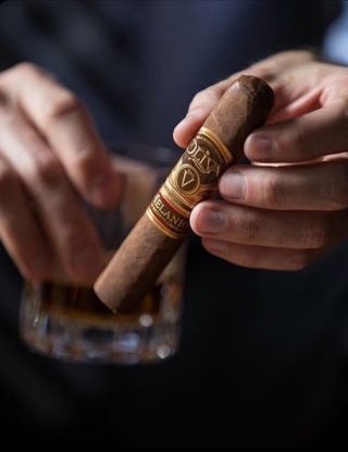 🔥 Oliva Serie V 🇳🇮 Rodinná tradice z Nikaraguy, která stojí na pečlivém výběru tabáku a poctivém ručním zpracování. 🌿...