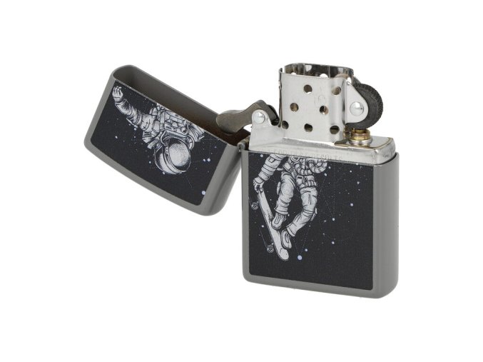 Zapalovač Zippo Skateboarding Astronaut, lesklý  Zapalovač Zippo Skateboarding Astronaut, lesklý