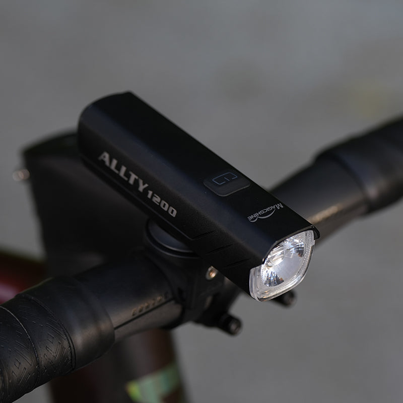 Predné svetlo Magicshine ALLTY 1200 nasadené na aero riadidlách mestského bicykla