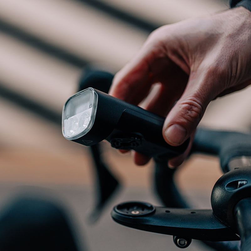 Nasadenie svetla Magicshine ALLTY 2500S na štvrťotáčkový držiak typu Garmin na riadidlách