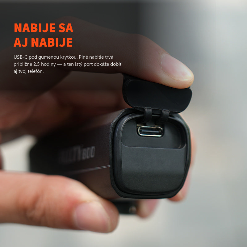 USB-C nabíjací port pod gumenou krytkou na svetle Magicshine ALLTY 800 V2.0