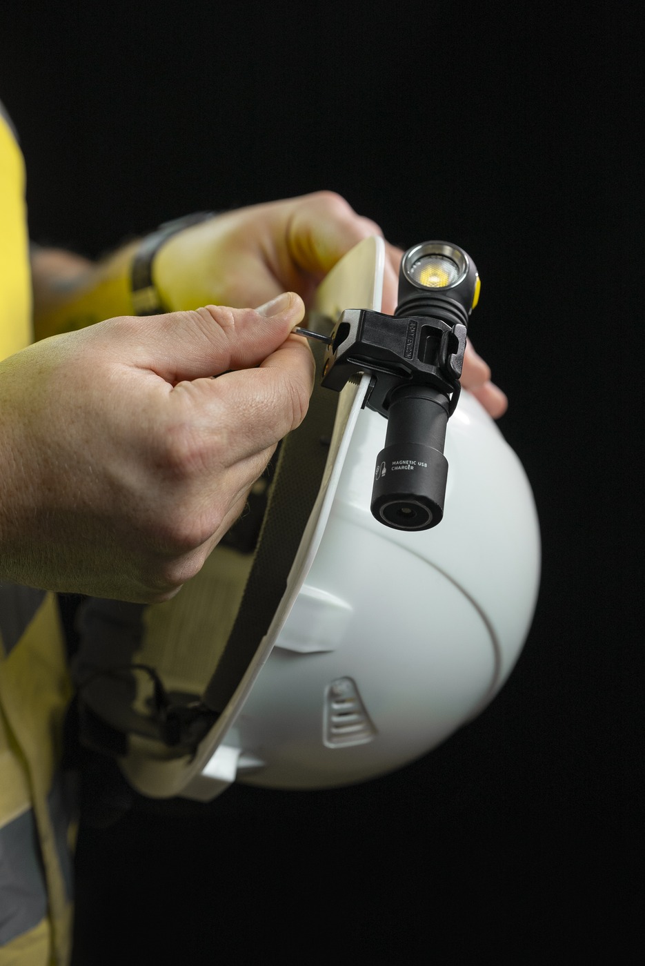 Dotiahnutie držiaka Armytek AHM-04 na šilte prilby tenkým šesťhranným kľúčom z balenia