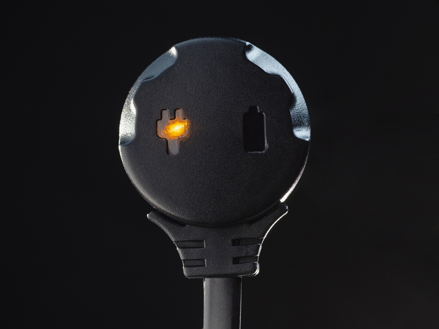 Koncovka kábla Armytek AMC-03 spredu, oranžová kontrolka pri ikone zástrčky hlási slabý zdroj USB