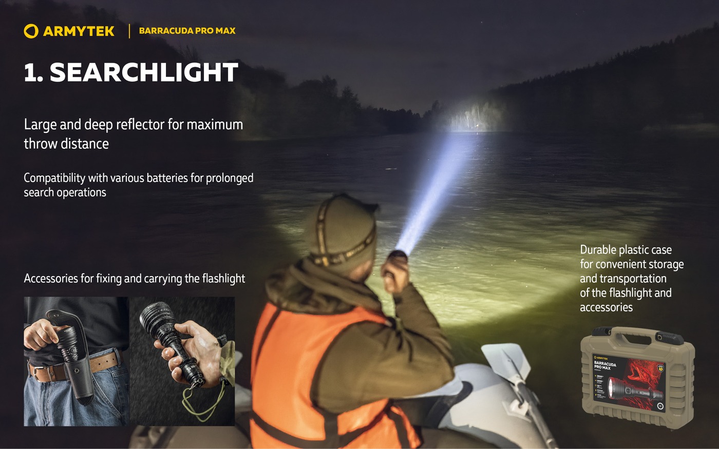 Záchranár v člne svieti baterkou Armytek Barracuda Pro Max po nočnej rieke, vedľa holster na opasku, pútko na ruke a plastový kufrík