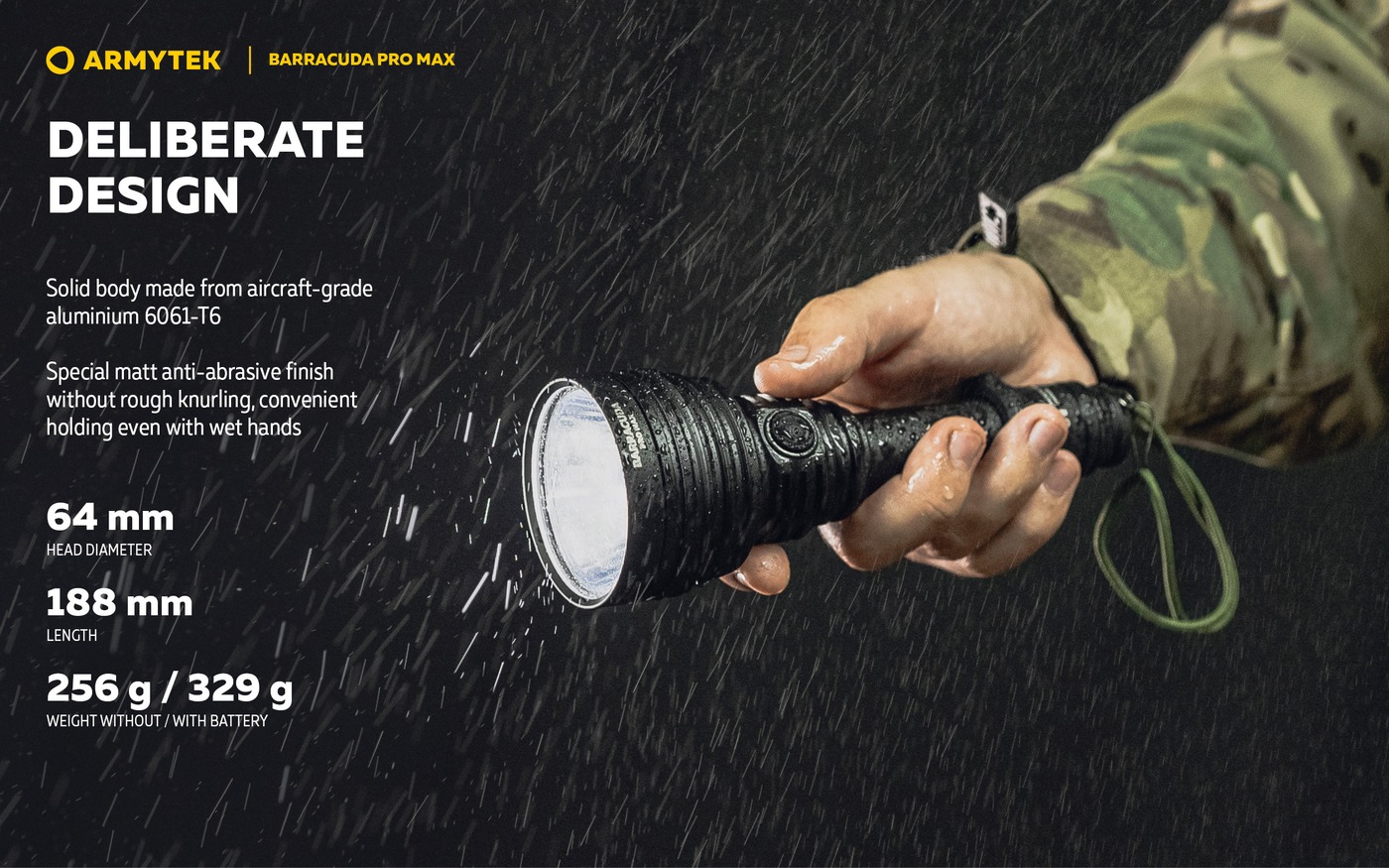 Ruka v maskáčovom rukáve drží mokrú baterku Armytek Barracuda Pro Max v daždi, rozmery 64 mm a 188 mm, hmotnosť 256 g bez a 329 g s akumulátorom