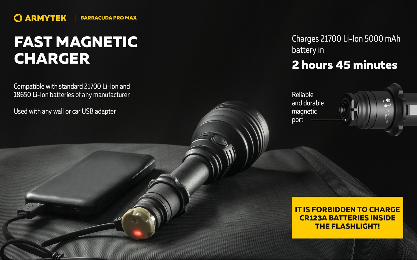 Armytek Barracuda Pro Max na batohu s pripojeným magnetickým USB konektorom a červenou kontrolkou nabíjania z powerbanky, čas nabitia 2 h 45 min