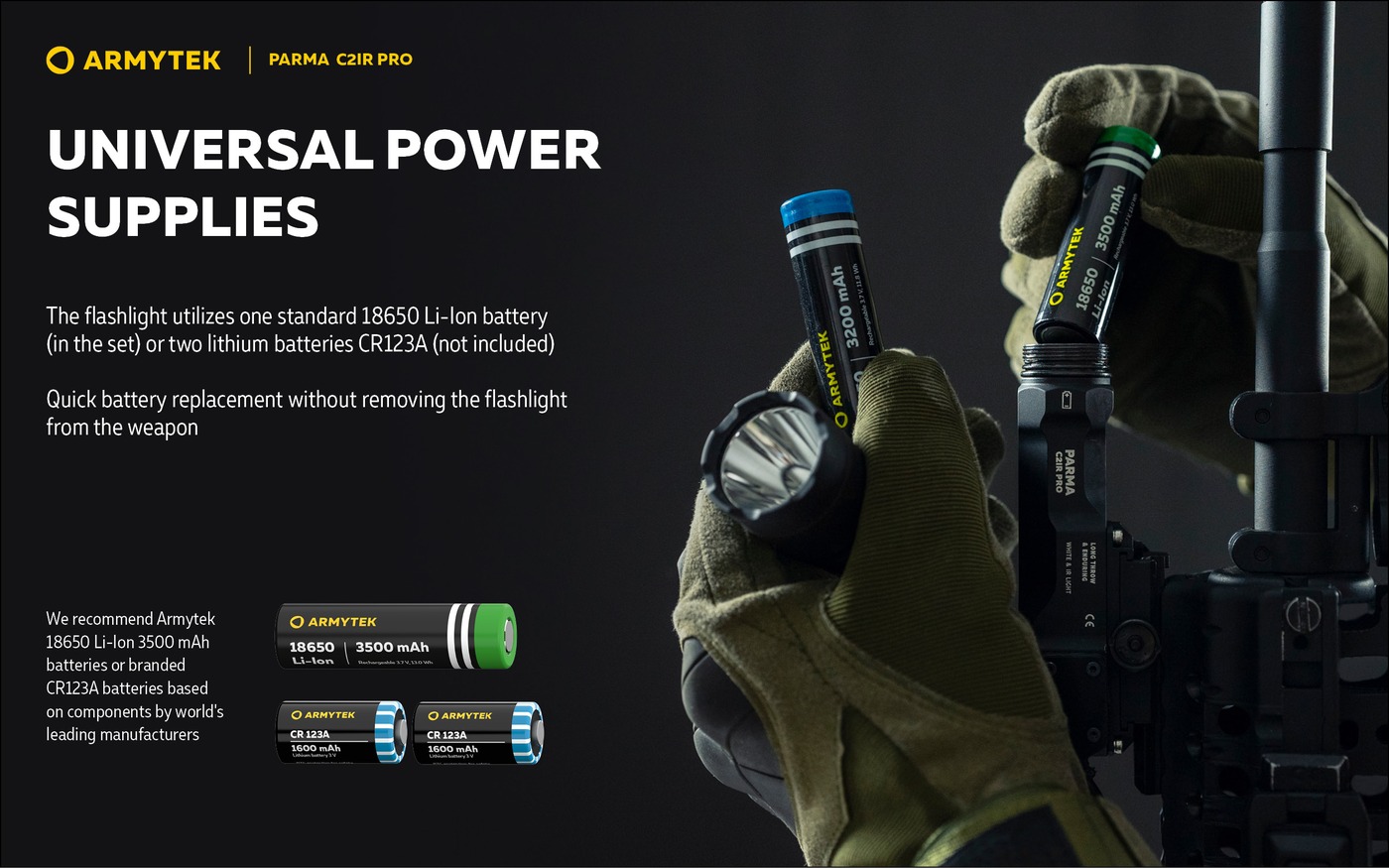 Ruky vymieňajú článok v Armytek Parma C2IR Pro priamo na zbrani, vedľa článok 18650 3500 mAh a dve batérie CR123A