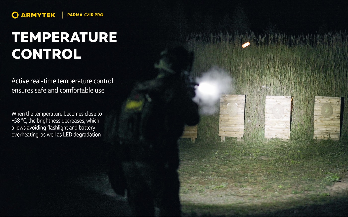 Strelec na nočnej strelnici svieti baterkou Armytek Parma C2IR Pro na drevené terče, regulácia teploty pri +58 °C