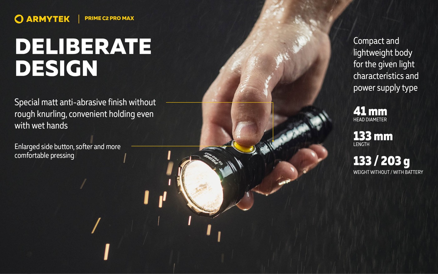Mokrá ruka v daždi drží Armytek Prime C2 Pro Max, rozmery hlava 41 mm a dĺžka 133 mm, hmotnosť 133 g a 203 g