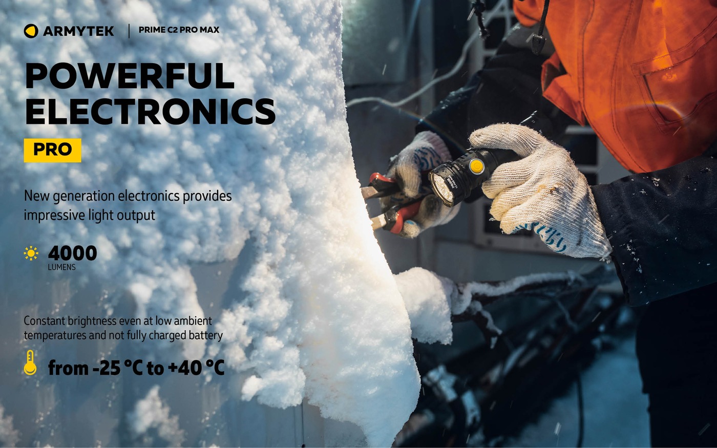 Pracovník v zime drží rozsvietenú Armytek Prime C2 Pro Max, infografika 4000 lm a konštantný jas od −25 °C do +40 °C