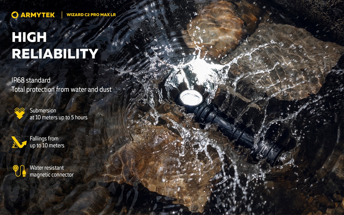 Rozsvietená Armytek Wizard C2 Pro Max LR v plytkej vode na kameňoch, IP68, ponor 10 m na 5 hodín a pád z 10 m