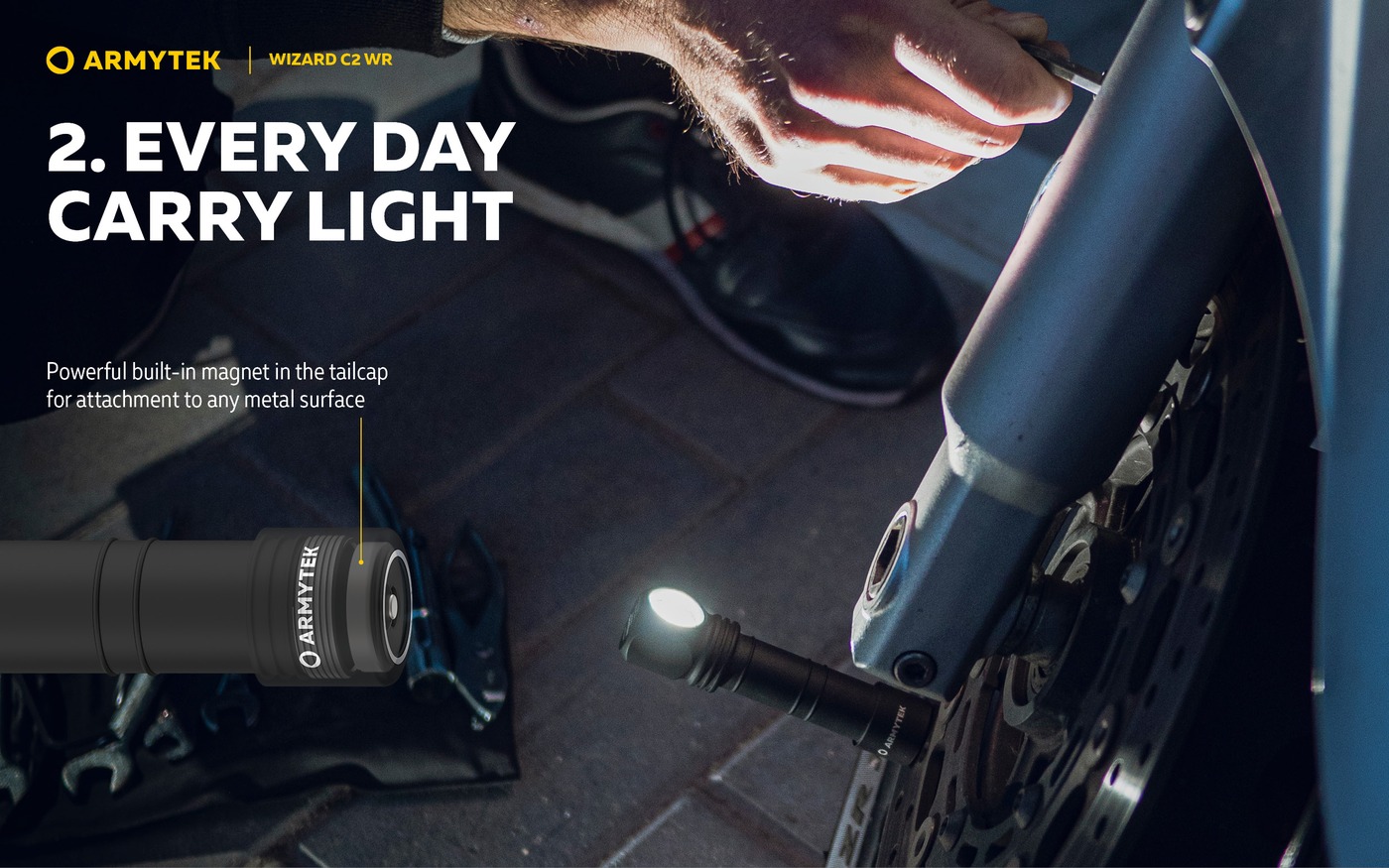 Armytek Wizard C2 WR drží magnetom v koncovom kryte pri vidlici motorky a svieti, kým ruka pracuje s náradím