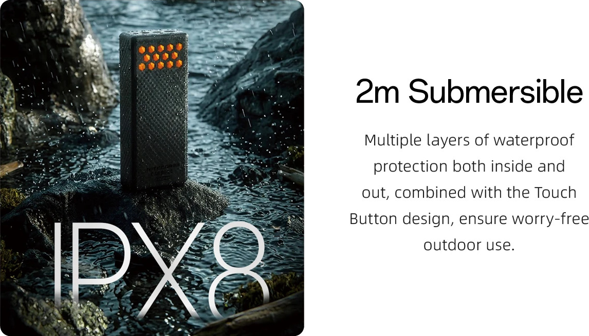 Nitecore CARBO 20 krytie IPX8 — mokrá powerbanka s oranžovými chladičmi na skale v potoku v lejaku
