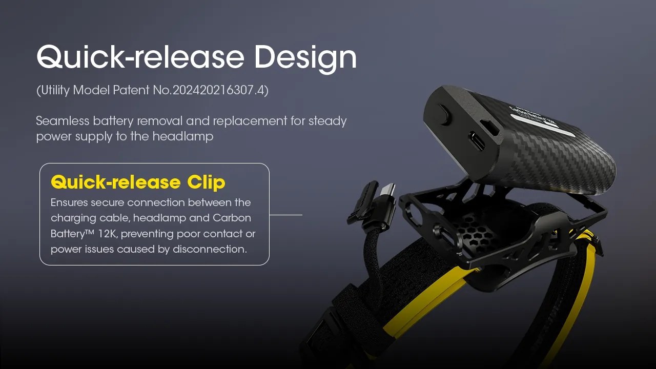 Nitecore Carbon Battery 12K Kit Quick Release konštrukcia — vybratie batérie z držiaka a klip držiaci nabíjací kábel