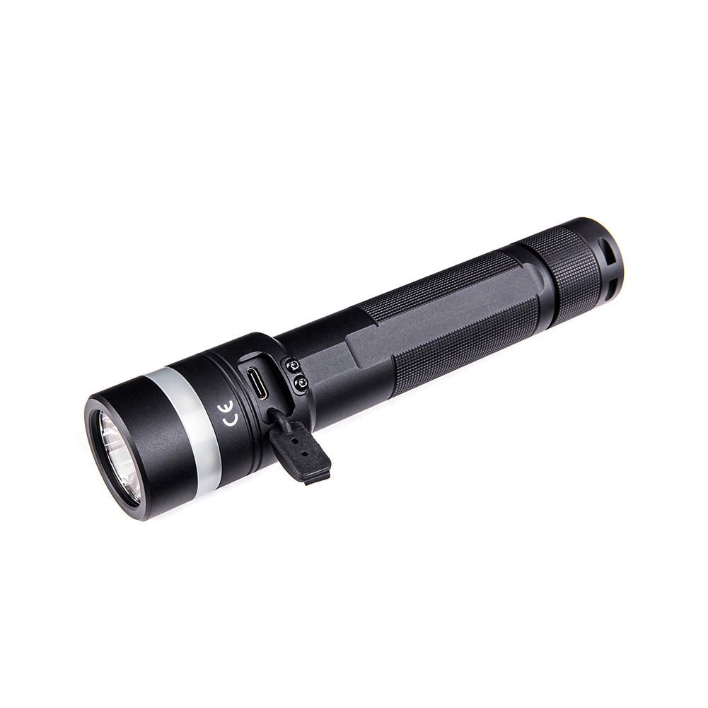 Nextorch C61 — USB-C nabíjací port zabudovaný priamo v tele baterky pod krytkou